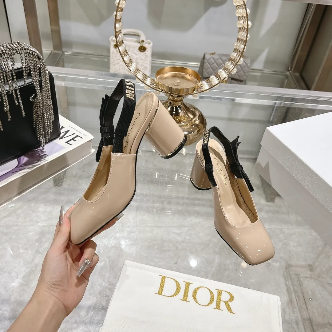 👟👟Ex-factory price 540👟👟Dior 2025 early spring new style Rhodes series women's sandals with special-shaped heel and empty back. Stars' same letter logo with electric embroidery process ➕Hardware buckle high-heeled women's shoes. The outside is decorated with butterflies 🦋knots for decoration, which makes the whole pair of shoes beautiful. 🌟Original development of top-end high-end version Material: imported patent leather upper, water-dyed sheepskin lining, foot pads + Italian leather outsole Heel height: 4cm 7.5cm Size: 35-41 standard code (40.41 customization is not returnable)